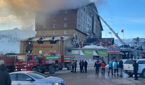 Türkiye’nin önemli turizm merkezlerinden Kartalkaya Kayak Merkezi’nde bir otelde çıkan yangında son belirlemelere göre 10 kişi öldü 32 yaralı var.