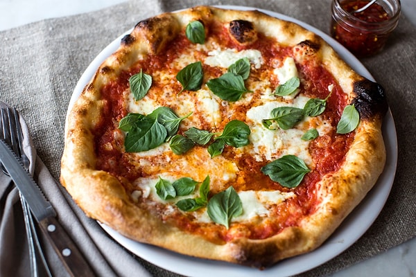 3. Margherita Pizza ve Parmesanlı Patates Cipsi