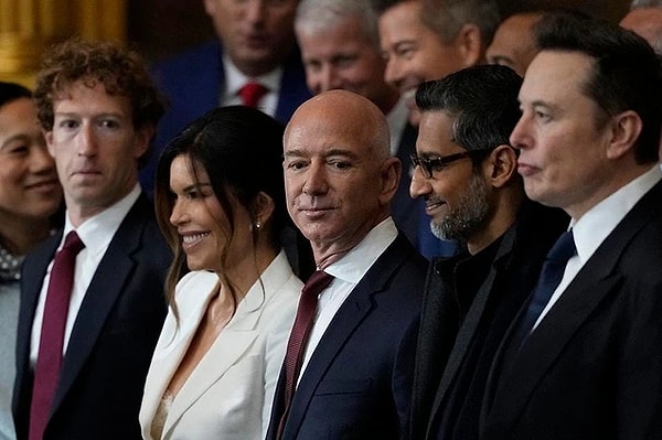 Dünyanın en zengin isimleri Elon Musk, Jeff Bezos ve Mark Zuckerberg törende yan yana görüntülendi.