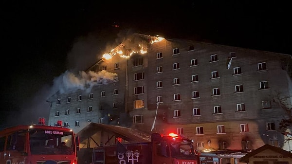 Bolu Kartalkaya'da Köroğlu Dağları'nın zirvesinde yer alan Grand Kartal Otel'de gece 03:30 sularında yangın çıktı.