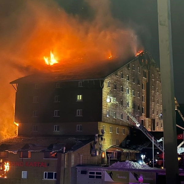 Bolu Kartalkaya'da bulunan Grand Kartal Otel'de sabah saatlerinde çıkan yangın herkesin yüreğini ağzına getirdi. 234 kişinin konakladığı otelde yangının restoran kısmından çıktığı açıklandı.