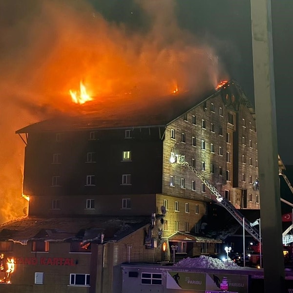 Bolu Kartalkaya Kayak Merkezi'ndeki Grand Kartal Otel'de bugün büyük bir facia yaşandı. Otelin restoran kısmında çıkan yangın sebebiyle 10 kişi hayatını kaybetti, 32 kişi yaralandı.