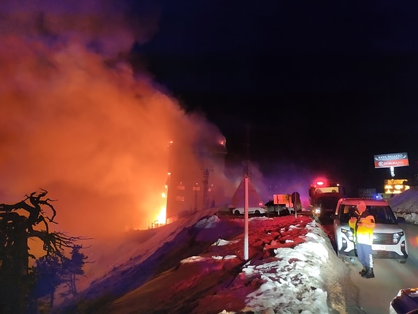 "Maalesef kötü bir tablo var şu anda. Arkamda bulunan Grand Kartal Oteli, gece 03.30'da başlayan yangın sonucunda bu hale geldi. İçeride tabii şu an soğutma çalışmaları devam ediyor. Daha bütün katlara girebilmiş değil görevli arkadaşlar. Ancak çok vahim bir tablo olduğunu üzülerek paylaşmak zorundayım.”