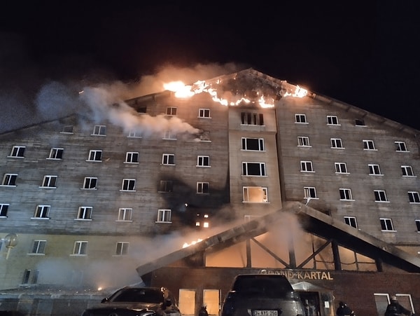 “Yani Türkiye'ye, Türk tarihine, acı anılarıyla kazındı bugün. Hâlâ devam ediyor çalışmalar, taranıyor,otel. Hem itfaiye, AKUT arkadaşlarımız hem UMKE ve şey AFAD görevlileri tarafından. Şu anda size sayı vermeyeyim yani vicdanen de vermek istemiyorum bunu.enkaz altında bizim arkadaşlarımız, dostlarımız da var. Bizim de çalışanlarımız var.”