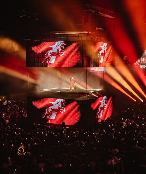 Ünlü rapçi, geçtiğimiz akşam Volkswagen Arena’da sahne aldı. 'Taycan' albüm lansmanı olan bu konserde izleyiciler müziklerin yanında bir de görsel şölene tanıdıklık ettiler. 👇