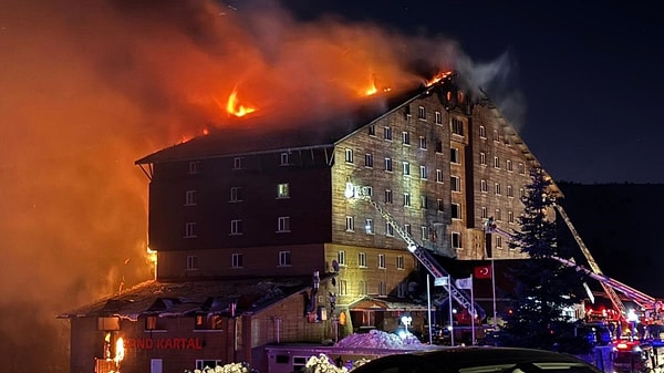 Ülkemizin değerli kış turizmi bölgelerinden biri olan Bolu Kartalkaya'da bulunan Grand Kartal Otel’de çıkan yangın kısa sürede faciaya yol açtı.