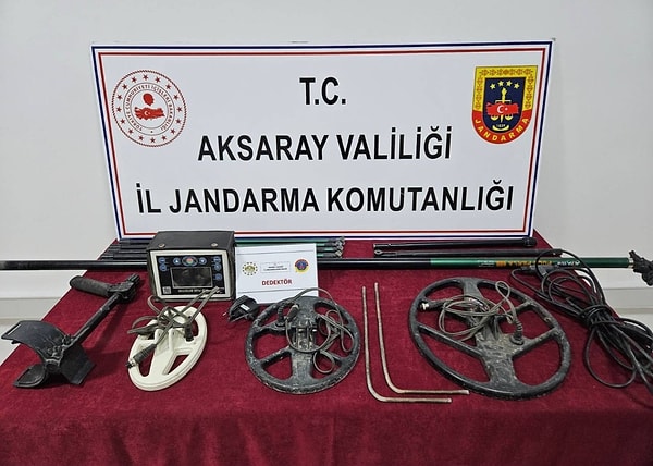 Ancak işe yaramadı ve suçüstü yakalandı. 1 dedektör, 1 görüntü ünitesi, 3 detektör arama başlığı, 1 arama çubuğu, 1 görüntü ünitesi ve detektör taşıma yeleği, 1 şarj adaptörü, 2 bakır çubuk ve materyaller bulundu.