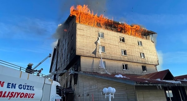 Kanayan yaramıza parmak basan Çağlayan "Aklım ermeye başladığından beri bu ülkede iyi kötü gündemi takip ederim. 59 yaşındayım. Neredeyse 60 artık. Ne garip ki ve ne acı ki hiçbir şey değişmedi. Yangında ölenler, enkaz altında hayatını kaybedenler, trafik kazalarında hayatını kaybedenler, tren kazalarında ölenler…" diyerek devam etti: