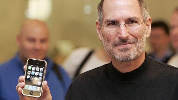 9 Ocak 2007'de Steve Jobs, teknoloji dünyasını derinden sarsacak bir ürünü, ilk iPhone'u tanıttı. Sunum sırasında, Jobs’un iPhone’u ekrana getirdiği an saat tam olarak 9.42’ydi.