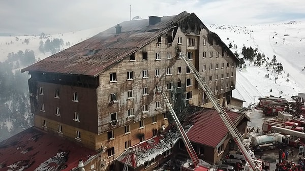 Türkiye bu sabah Bolu’dan gelen acı haberle uyandı. Kartalkaya kayak merkezinde gece saatlerinde başlayan yangın sonucu çok sayıda kişi hayatını kaybetti.