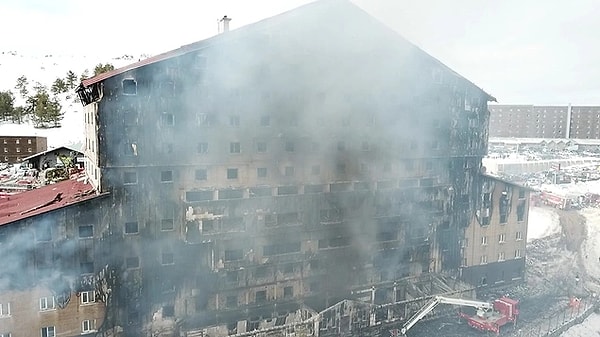 Bolu Kartalkaya kayak merkezindeki Grand Kartal otelde korkunç bir facia yaşandı. Gece saatlerinde başlayan yangın 10 saat sonra kontrol altına alındı.