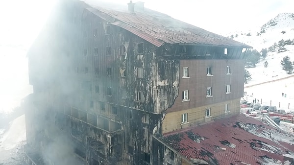 Bolu Kartalkaya’daki Grand Otel dün gece saatlerinde çıkan yangın sonucunda büyük bir felaket yaşattı.