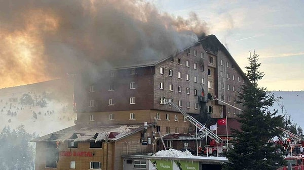 Bolu Kartalkaya Kayak Merkezi'nde bulunan Grand Kartal Otel'de gece saatlerinde yangın başladı. Çıkan yangın 10 saatin sonunda ancak söndürülebildi.