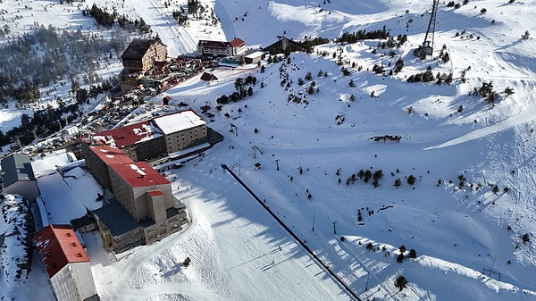 Ekipler yanan otelde arama çalışmalarını sürdürürken, aynı bölgede bulunan başka otellerde konaklayan tatilcilerin kayak yapmaya devam ettiği ortaya çıktı.