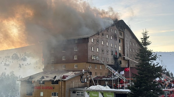 Türkiye’yi yasa boğan olay Bolu’nun ünlü tatil merkezi Kartalkaya’da yaşandı. Gece saatlerinde Grand Kartal Otel’de başlayan yangın kısa sürede tüm binayı sardı ve son yapılan resmi açıklamaya göre yangında 66 kişi hayatını kaybetti.