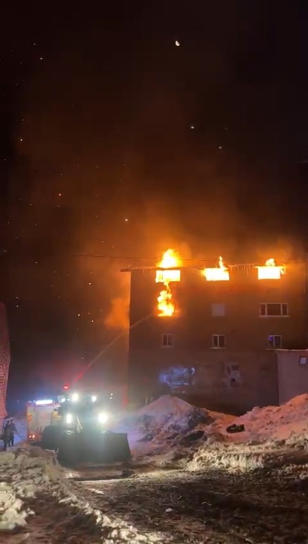 Arkadaşının daveti sonrasında ailesiyle birlikte Grand Kartal Otel’de kalmaktan vazgeçtiğini söyleyen Metan, kaldığı evde gece saat 04.00 sularında helikopter sesiyle uyandığını ve olay yerine geçtiğini ifade etti.