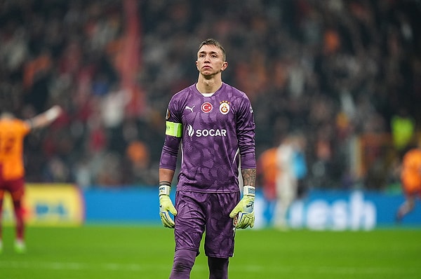 Sarı-kırmızılı taraftarlar, son düdüğün ardından kalecileri Fernando Muslera'yı ıslıkladı.