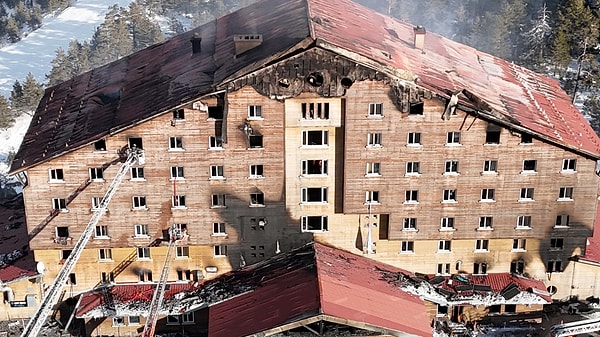 Okuldan yapılan açıklamada, 2. sınıf öğrencisi Mavi Doğan, ablası 4. sınıf öğrencisi Doğa Doğan ile anne ve babaları da yangında hayatını kaybetti.