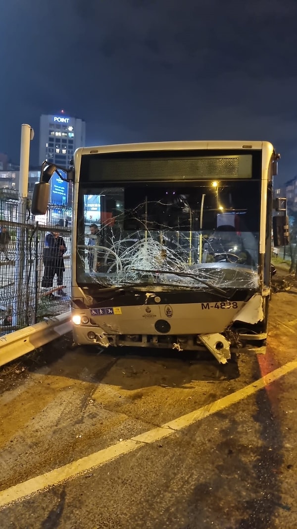 Kaza saat 20.00 sıralarında Zincirlikuyu metrobüs durağında meydana geldi.