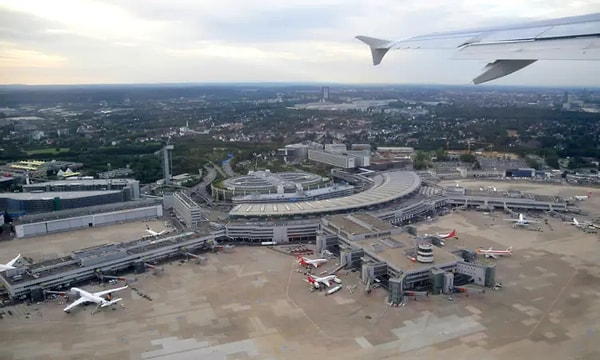 19 Ocak’ta Sabiha Gökçen - Düsseldorf uçuşu için Almanya'ya giden Basmakcı dönüş seferine katılmadı ve sosyal medya hesabından iltica ettiğini duyurdu.