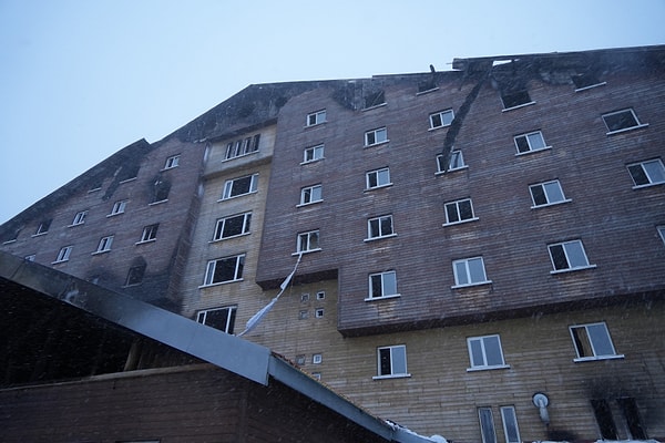 Bolu’daki tatil merkezlerinden Kartalkaya’da bulunan Grand Kartal Otel’de gece saatlerinde çıkan yangın kısa sürede tüm binayı sarmış ve yangın 76 vatandaşımız hayatını kaybetmişti.