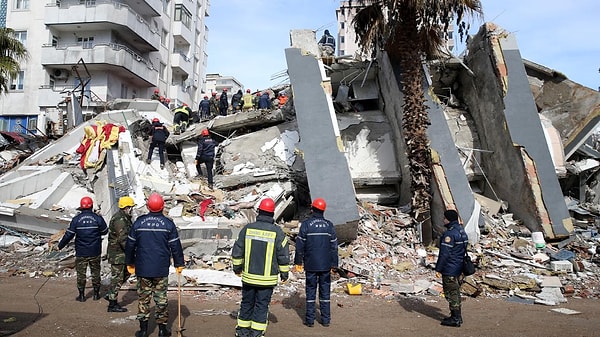 6 Şubat Depremleri’nde Ezgi Apartmanı 35 kişiye mezar oldu. Depremin ardından hazırlanan bilirkişi raporunda binanın yıkılmasının nedeni olara müteahhit ve binanın giriş katındaki Kervan Pastanesi’nin yaptığı tadilat gösterildi.