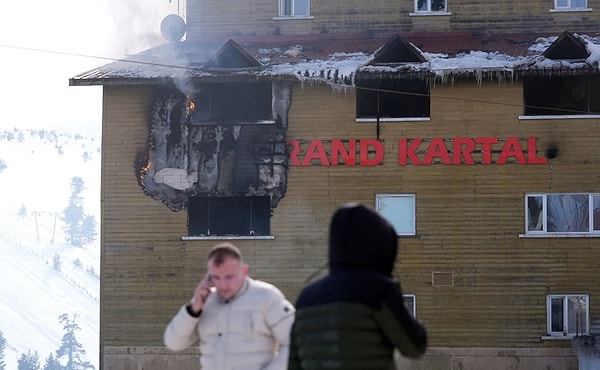 1 günlük yas ilan edilen korkunç olay sosyal medyanın da gündemine bomba gibi düştü. Taziye mesajlarının yanı sıra ihmalsizlik iddialarına ağır tepkiler de yağıyor.