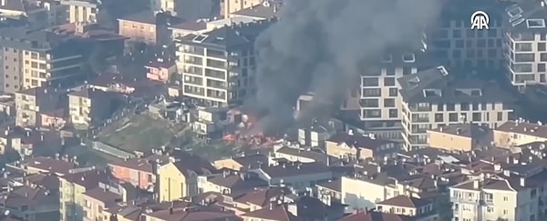 İtfaiye ekipleri, diğer konteynerlere de sirayet eden yangını söndürmek için çalışmalarını sürdürüyor.