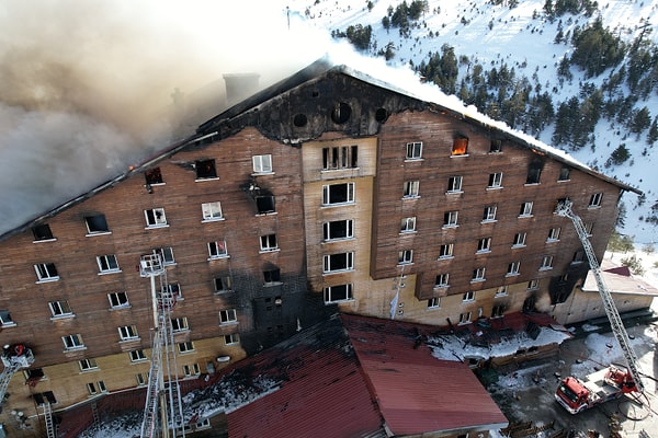 Yangın sebebiyle işletme sahibi, şirket genel müdürü ve otel müdürünün de aralarında bulunduğu toplam 9 kişi daha önce gözaltına alınmıştı.