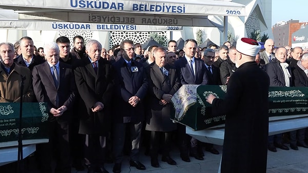 Törene, TBMM Başkanvekili Celal Adan, CHP Genel Başkan Yardımcıları Gökhan Zeybek ve Volkan Demir, Eski Kültür ve Turizm Bakanı Ertuğrul Günay, İstanbul Valisi Davut Gül, İstanbul Büyükşehir Belediye Başkanı Ekrem İmamoğlu, Üsküdar Belediye Başkanı Sinem Dedetaş, Kadıköy Belediye Başkanı Mesut Kösedağ ile ailesi ve sevenleri katıldı.