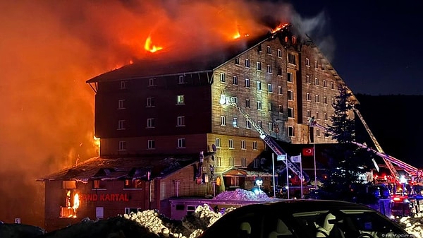 Kartalkaya'da yaşanan faciada muhalefet ve iktidar karşılıklı olarak birbirini suçlamaya başladı. İçişleri Bakanı Ali Yerlikaya, sorumluların bulunması için 10 gün süre istedi.