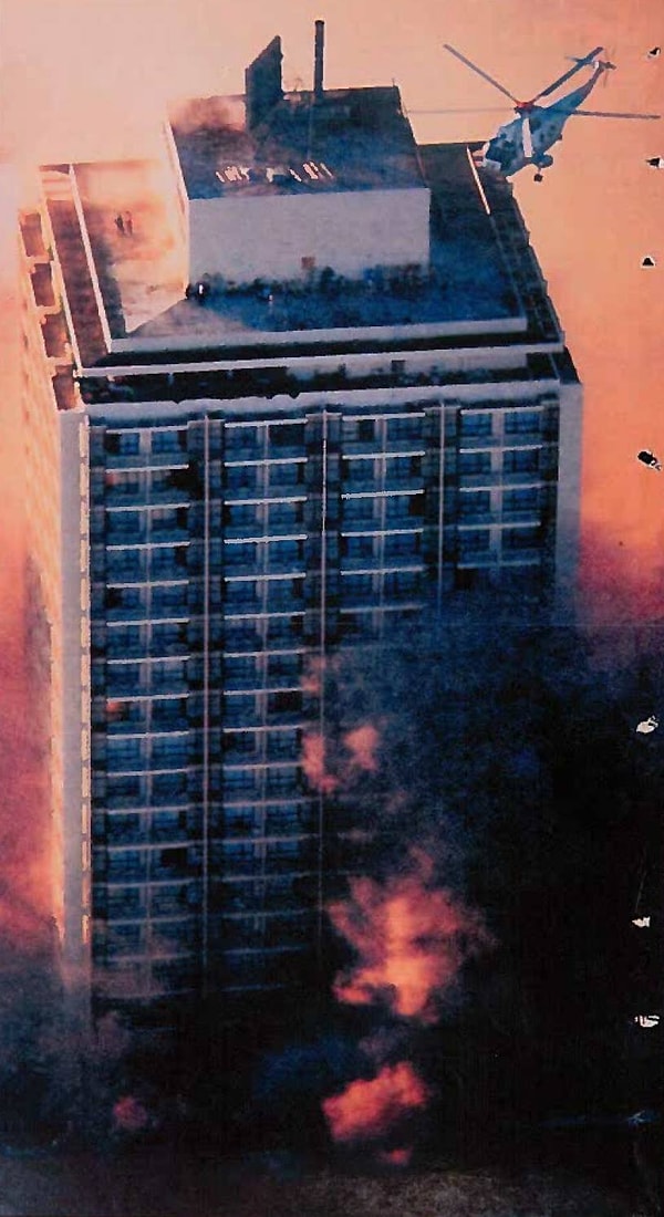 1986'da Porto Riko'daki Dupont Plaza Otel'in balo salonunda yılbaşı gecesinde onlarca insanın sonu olan bir yangın çıktı.