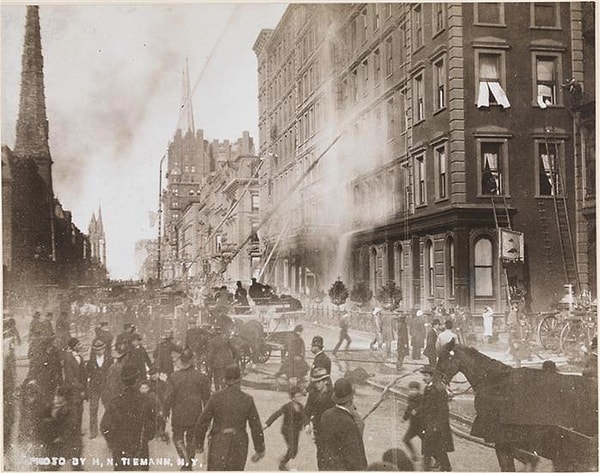 1899'daki St Patrick Günü'nde Manhattan'ın Beşinci Caddesi'ndeki Windsor Hotel'de kahredem bir yangın çıktı.