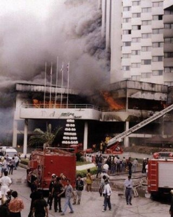 1997'de. Jomtien Plajı'nın kuzey ucundaki 450 odalı lüks Royal Jomtien Resort Hotel'de arızalanan sıvı propan gazı silindiri sonucu yangın çıktı.