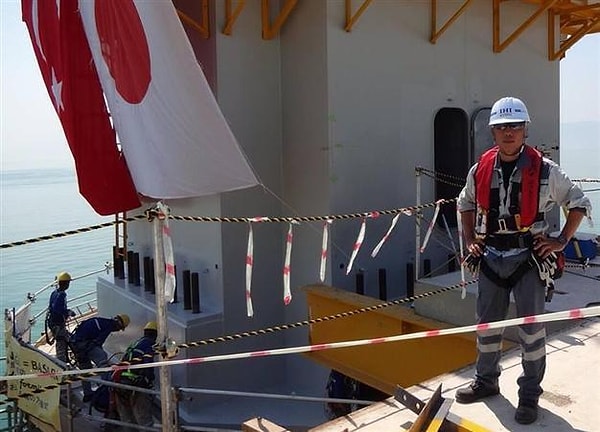 Milyonları yasa boğan acı olayın ardından kimsenin sorumluluk almamasına gönderme yapan Kırmızıgül, Osman Gazi Köprüsü projesinde görev alan Japon mühendislerden biri olan Kishi Ryoichi’yi hatırlattı.