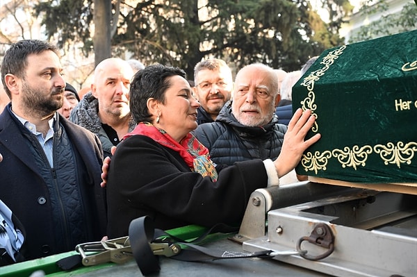 Özüm'ün acılı babası Macit Karataşlı "Ciğerim yanıyor, meleğimi kaybettim. Hiçbir önlem yoktu. Yangın merdiveni yok. Ne alarm ne dedektör var. Biz çarşafı aşağıya sarkıttık. Özüm ablaları ile kalıyordu, biz eşimle kalıyorduk. O uyandı, bizi uyandırdı. Tesadüf odasının karşısında asansör var. 'Hadi gidiyoruz çabuk' deyince o da panikle koşmuş binmiş asansöre, orda hepsi birden vefat etti” diyerek yürek yakan bir açıklamada bulundu.