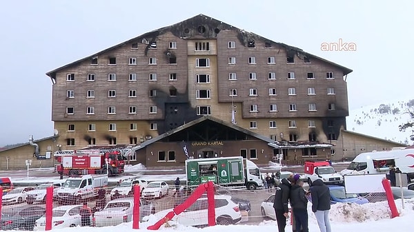 Savcılık, yangının 4’üncü katta bulunan restoran bölümünde çıktığını belirledi. Restoranda çalışan 4 kişi gözaltına alındı.