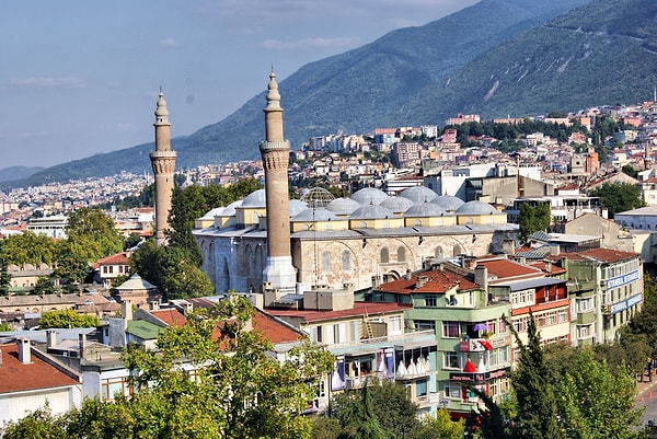 Bursa’nın adından “Hüdavendigar” unvanına kadar her detayı tarih ile efsanelerin iç içe geçtiği bir hikaye anlatır. Bugün UNESCO Dünya Mirası listesinde yer alan bu şehir geçmişiyle olduğu kadar hala anlatılmaya devam eden efsaneleriyle de tarihe meydan okur. Peki siz ne düşünüyorsunuz sizce hangi rivayet doğru?