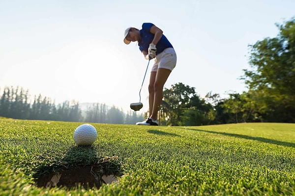 Bu yüzden modern golf toplarında da böyle pürüzlü bir yapı tercih edildi. Günümüzde gördüğümüz çoğu golf topunun yüzeyinde 300 ila 500 arasında çukur bulunuyor.