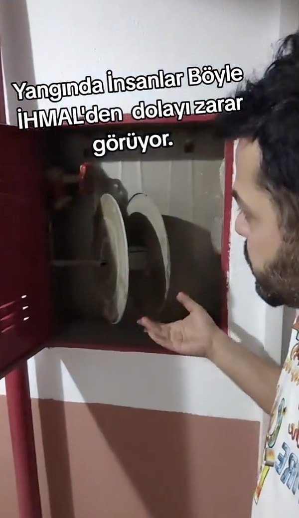 Akdağ, 2006 yılından beri müteahhit tarafından tamamlanmayan eksiklerin ciddi ihmallere yol açtığını belirtti. Ayrıca bu tür eksikliklerin büyük felaketlere davetiye çıkardığını ifade ederek, “76 tane, 79 tane insan hayatını kaybetti. İşte bu sebeplerden dolayı oluyor. Anladınız mı? Bu sebep, bu ihmallerden dolayı oluyor. ” dedi.