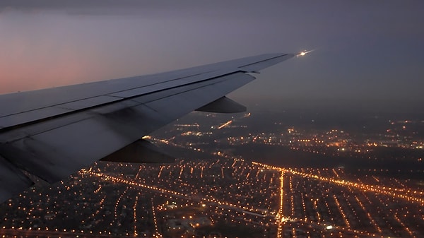 Son olarak gece uçuşları da uyarının nedenlerinden biridir. Pek çok kişi gece uçuşlarını tercih etse de iniş zamanınızın değişmesi ve yeni bir güne sarkması seyahat planlarınızı etkileyebilir.