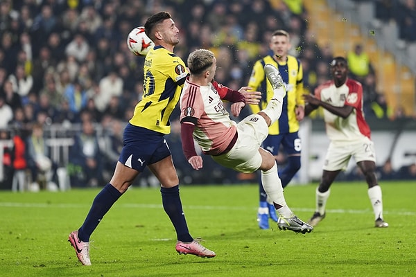 Müsabakanın ilk yarısında her iki takım da net gol pozisyonları bulsa da kalecilerin ve savunmaların başarılı müdahaleleri sonucu skoru değiştiremedi. Özellikle 44. dakikada Fenerbahçe’nin forveti En-Nesyri’nin vuruşu az farkla dışarı giderek temsilcimizin öne geçme şansını kaçırmasına neden oldu.