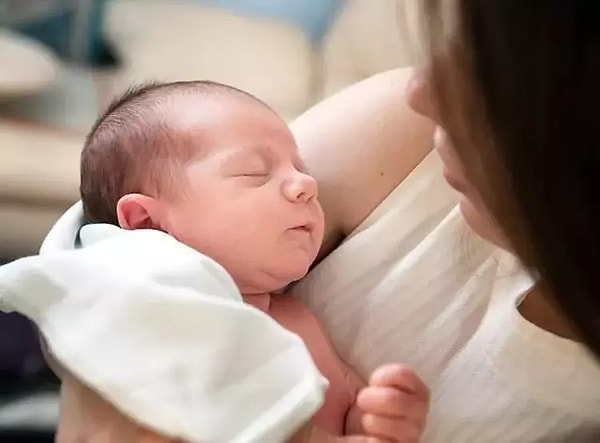 Çalışan annelerin her zaman yanında olduklarını ifade eden Çalışma ve Sosyal Güvenlik Bakanı Vedat Işıkhan, proje sayesinde annelerin kayıtlı istihdama katılmasını desteklediklerini, sigortalı ve eğitimli çocuk bakıcılığını teşvik ettiklerini söyledi.