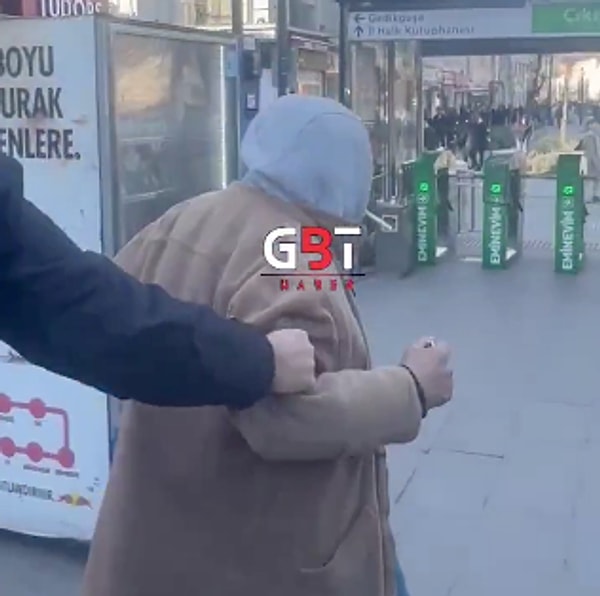 Kadın yolcuyu rahatsız eden adamın davranışları, kısa sürede diğer yolcuların dikkatini çekti.