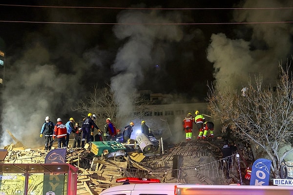 Konya’nın Selçuklu Mahallesi’nde çöken binada arama kurtarma çalışmaları devam ediyor. 5 kişinin enkazda kaldığı bilgisi verilirken bölgeye AFAD tarafından 200 personel sevk edildi.