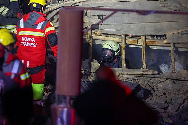 Konya Selçuklu’da 3 katlı bina saat 20.00’da çöktü. Çöken binanın enkazında 5 kişiyi kurtarma çalışmaları beş saati aşkın süredir devam ediyor.