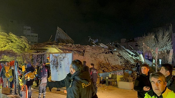 Konya’nın Selçuklu ilçesi Selçuk Mahallesi’nde 4 katlı bina 24 Ocak Cuma saat 20.00 sıralarında büyük bir gürültüyle çöktü. 14 daire; zemin katında ise 7 dükkan bulunan binada 5 kişi enkaz altında aldı.