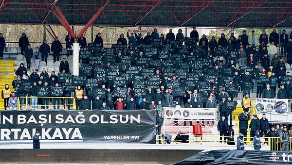 Boluspor taraftarı ise İstiklal Marşı öncesinde ölenlerin isimlerinin yazılı olduğu pankartları kaldırarak isimleri tek tek andı.