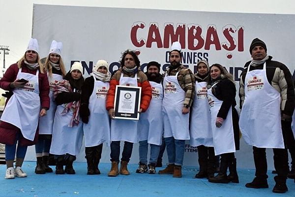 Guinness Dünya Rekorlar Kitabı'na giren Ordulu dondurmacı Celal Karaarslan ve ekibi, 1301 çeşit dondurmanın jüri tarafından kabul edilmesinin mutluluğunu yaşadı.