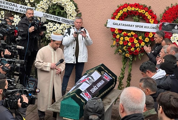 Kansere yenik düşen Deniz Arman'ın tabutunun üstüne Beşiktaş futbol takımının bayrağı ve atkısı örtüldü.